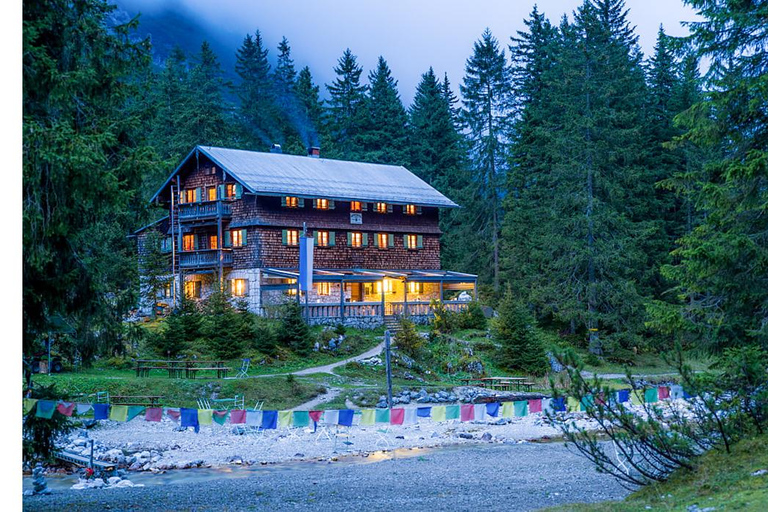 Munich: 3-days Zugspitze hike with hotel pickup