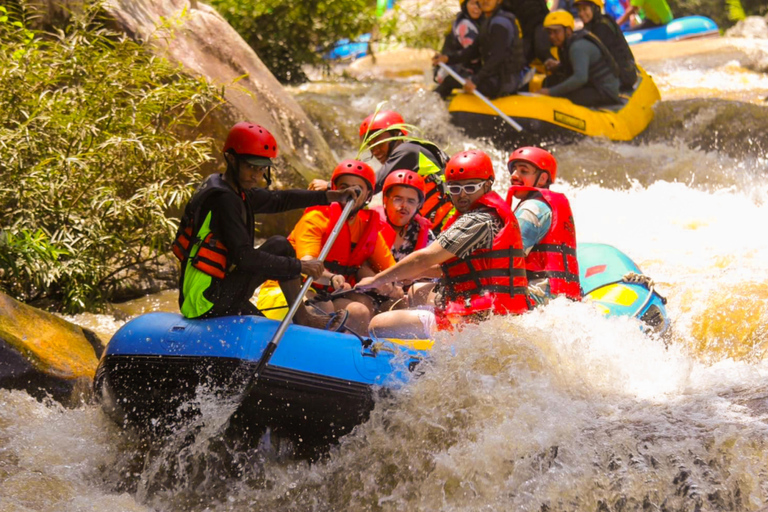 Phuket/Phang Nga: Excursión en quad, tirolina, rafting y cascada