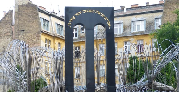 Budapest: Jewish District Walk, Memory & Modern Street Life