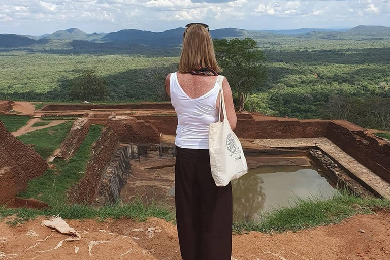 From Colombo: Dambulla, Sigiriya, and Jeep Safari Day Trip