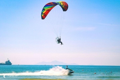 Gleitschirmfliegen und Da Nang von oben sehen ist wunderbar