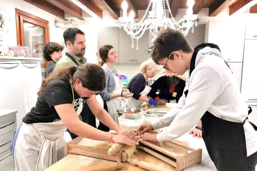 Venedig: Authentischer Kochkurs zuhause beim Lehrer mit unbegrenztem Wein. Foto: GetYourGuide Venedig: Authentischer Kochkurs zuhause beim Lehrer mit unbegrenztem Wein. Foto: GetYourGuide