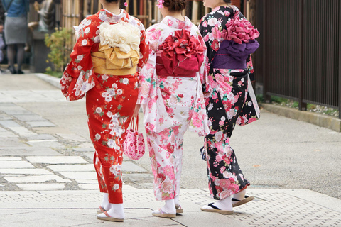 Hiroshima: Experience Japanese kimono by renting it