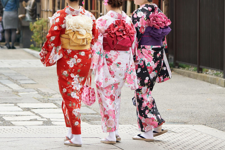 Hiroshima: Experience Japanese kimono by renting it