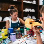 Venezia: laboratorio di pittura di maschere veneziane