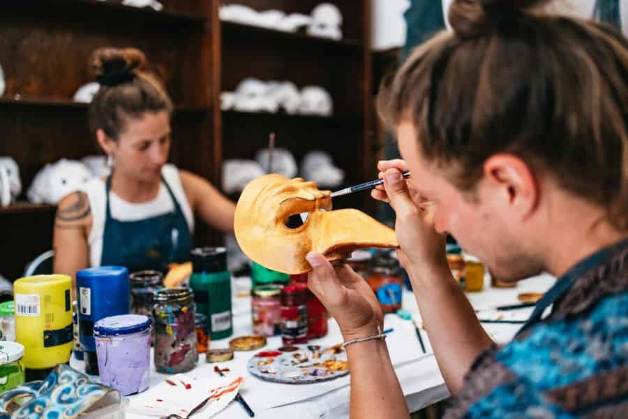 Venedig: Venezianische Maske selber bemalen (Workshop). Foto: GetYourGuide