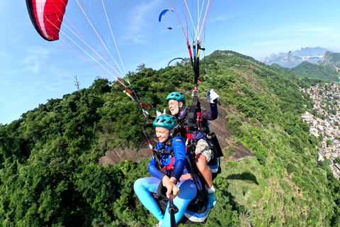 Rio de Janeiro: Paragliding in Niterói with experienced instructors