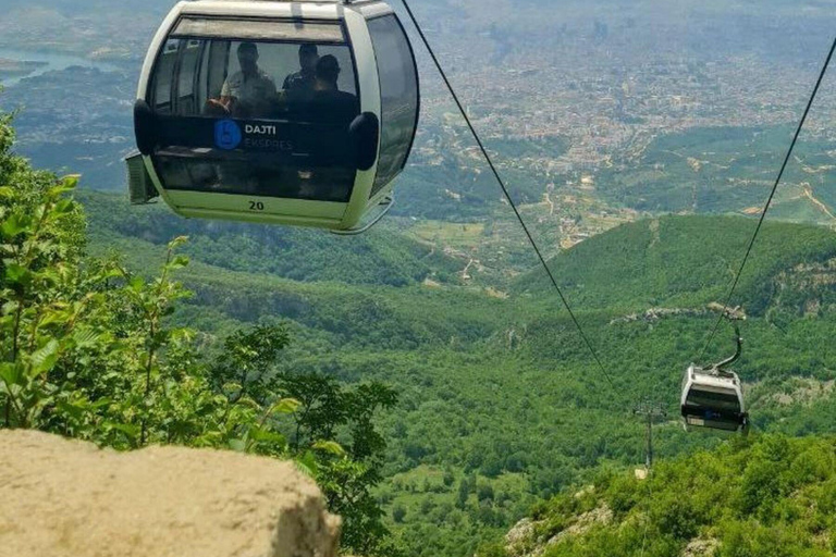 Excursão a pé por Tirana e montanha Dajti com teleférico incluído