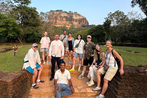 Kandy: Sigiriya, Dambulla och en dagsutflykt på bysafariKandy: Sigiriya, Dambulla, and Village Safari Day Trip