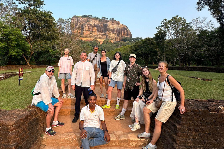 Kandy: Sigiriya, Dambulla och en dagsutflykt på bysafariKandy: Sigiriya, Dambulla, and Village Safari Day Trip