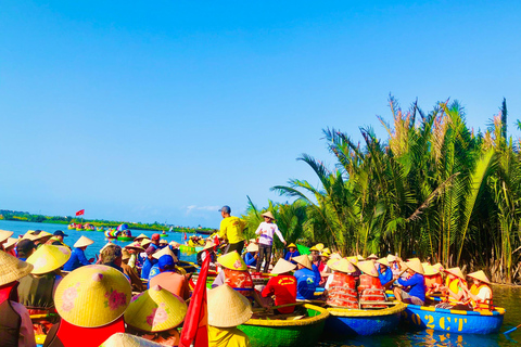 Barco de cesta em Hoi An na floresta de coqueiros aquáticos com transporte