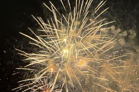 Honolulu: Cruzeiro de catamarã com fogos de artifício na sexta à noite e bebidas