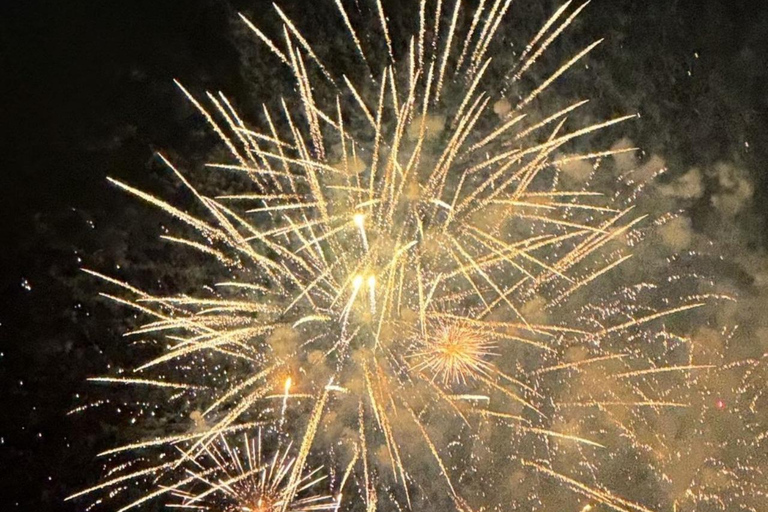 Honolulu: Cruzeiro de catamarã com fogos de artifício na sexta à noite e bebidas