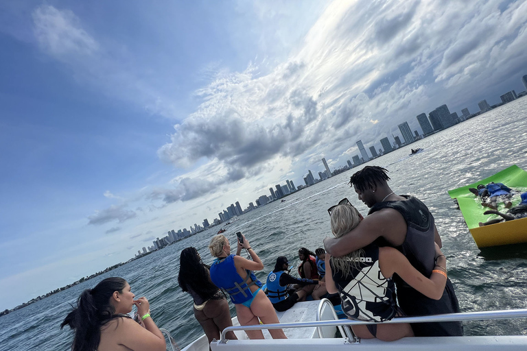 Miami: Crociera avventurosa con jetski, tubing e bevandePacchetto per 8 ospiti: tour con tariffe carburante e porto turistico