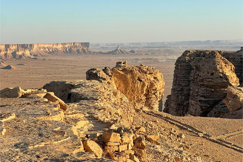 Riyadh: Explore beautiful landscapes through ancient trails Tour guide for historical significance at Edge of The World