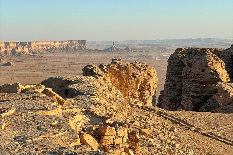 Riyadh: Explore beautiful landscapes through ancient trails Tour guide for historical significance at Edge of The World