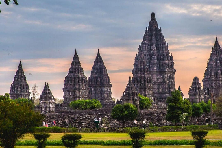 Yogyakarta: Prambanan Sunset & Ramayana Ballet with Dinner