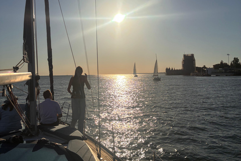 Sunset aboard a sailboat in Lisbon! Sunset aboard a sailing boat in Lisbon!