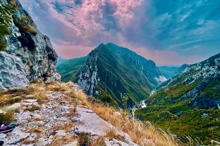 Wanderung auf den Gamti Berg und den Bovilla See von Tirana aus mit dem Land Rover