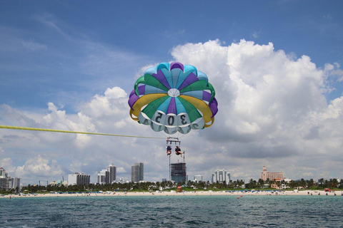 Miami Beach: passeio de barco parasailing em South BeachParasailing: Todas as taxas estão incluídas