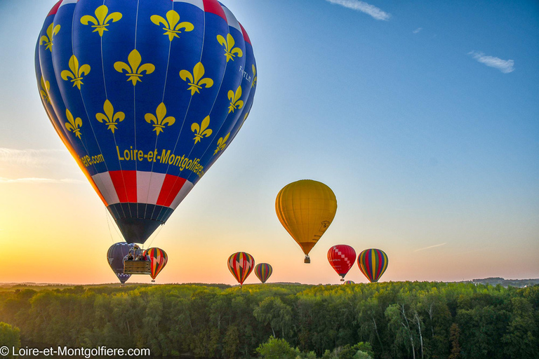 Voo de balão de ar quente sobre o Castelo de ChenonceauVoo de balão de ar quente ao nascer do sol