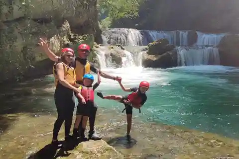 Cascades de Mreznica en kayak dans un monument naturel
