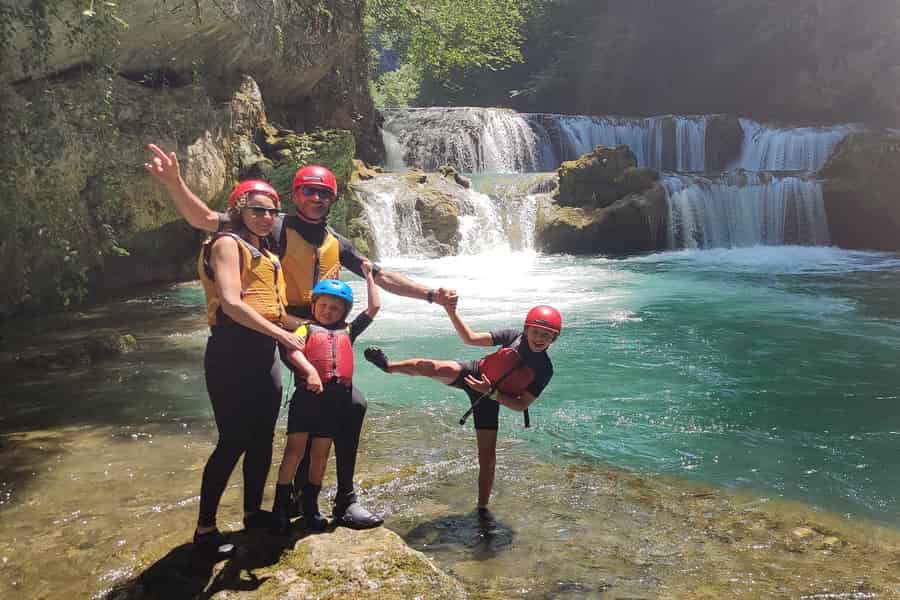 Kajakfahrt zu den Mreznica Wasserfällen im Naturdenkmal. Foto: GetYourGuide Kajakfahrt zu den Mreznica Wasserfällen im Naturdenkmal. Foto: GetYourGuide