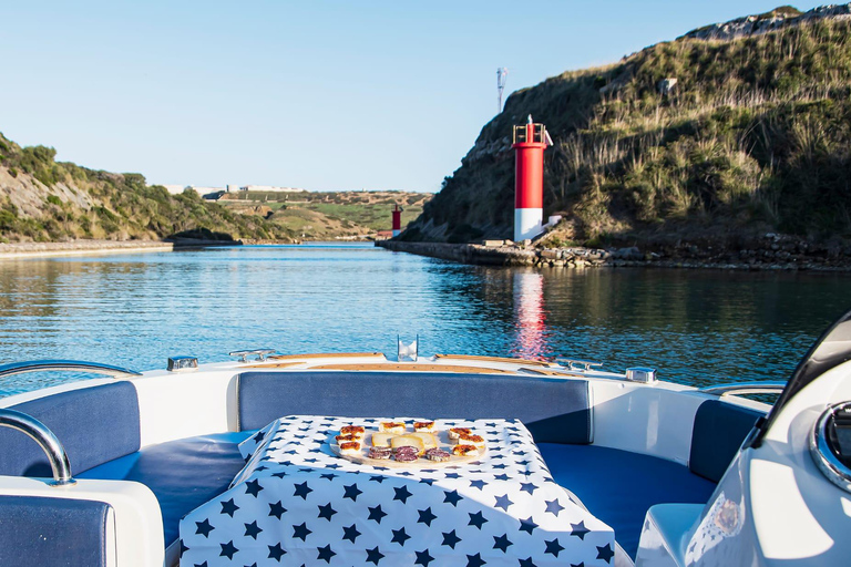 Menorca: Tour privado en barca con aperitivo y puesta de sol