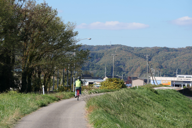 Takaoka: Mama-chari bike tour with Guide
