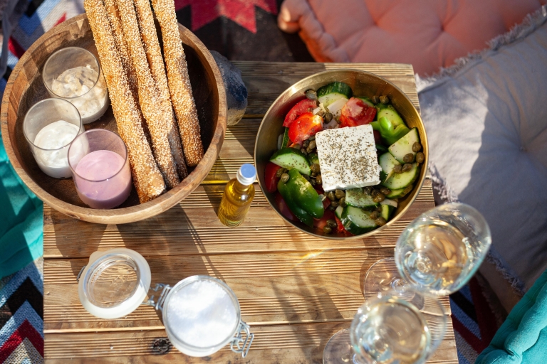 Mykonos : Visite guidée et pique-nique sur une plage isolée avec des fruits de merLe pique-nique du poisson Meze au vin blanc