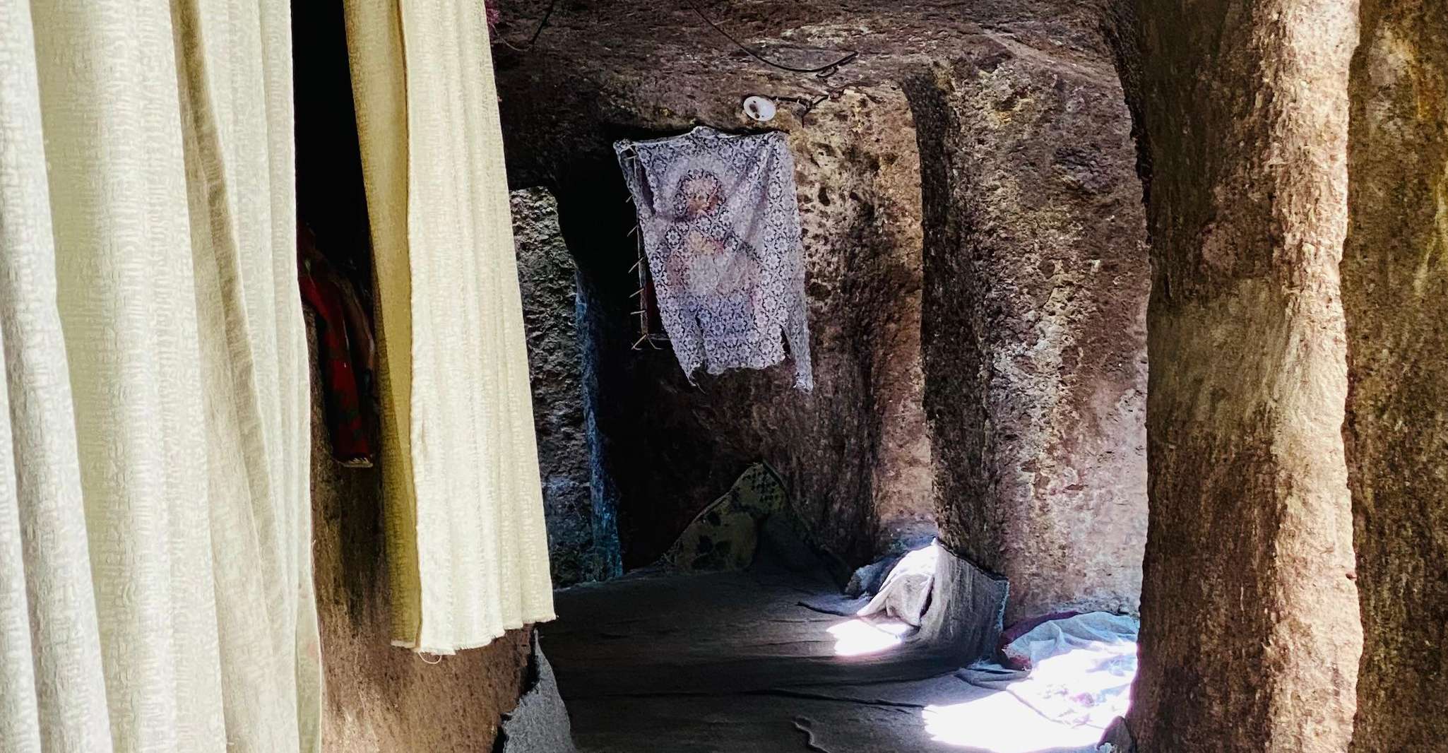 Viaje de un día a la Iglesia de la Rock Adadi y al sitio arqueológico de Tiya - Housity