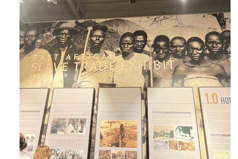 Excursão a Stone Town e à Quinta das Especiarias com almoço tradicionalPasseio pela Cidade de Pedra e Fazenda de Especiarias com Almoço Tradicional