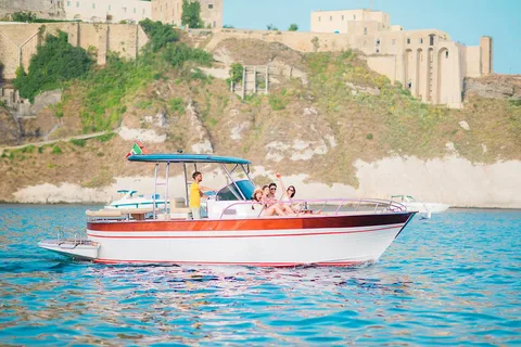 Procida : Apéritif au coucher du soleil sur un bateau