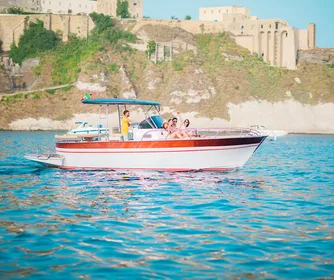 Procida: Aperitif bei Sonnenuntergang auf einem Boot