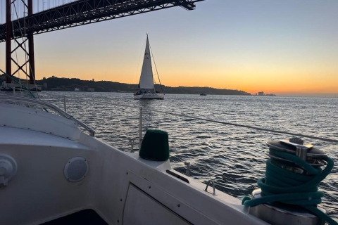 Lisboa: Paseo nocturno en barco privado con aperitivos y bebidas