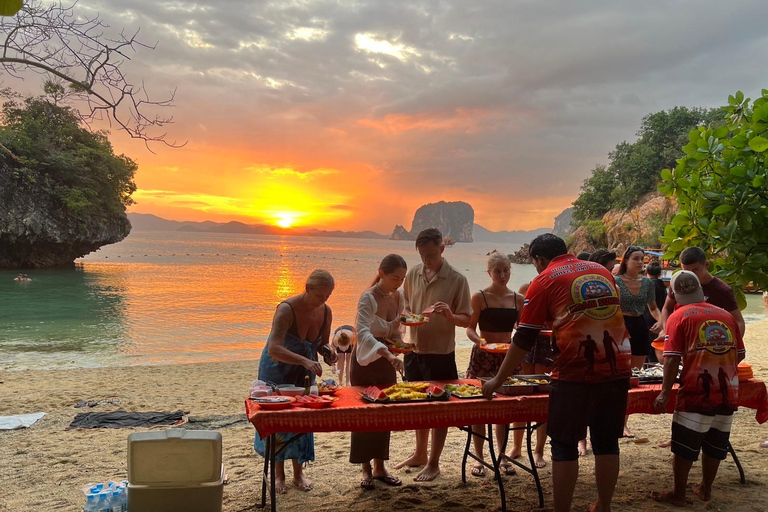 Krabi: Excursión al atardecer en la isla de Hong con barbacoa y snorkel