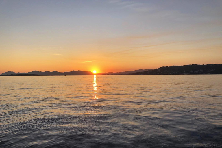 فيلفرانش سور مير: جولة بالقارب عند غروب الشمسفيلفرانش سور مير: جولة بالقارب عند الغروب