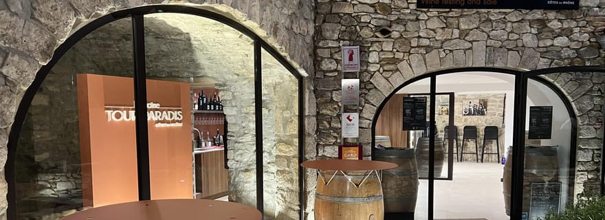 Aiguèze : dégustation de vin avec plateau de charcuterie
