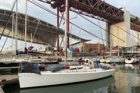 Lissabon: Zeilboottour met lokale gids en groene wijnAvondtour: Zeilen in Lissabon met lokale gids met wijn