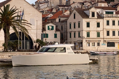 Au départ de Split : tour en bateau des 5 îles et de la grotte bleueVisite d&#039;une jounée de luxe, de Split à la Grotte Bleue et 5 îles