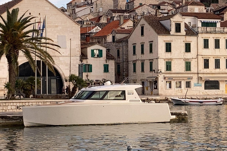 Da Spalato: Tour in barca delle 5 isole e della Grotta AzzurraTour di lusso di un giorno, da Spalato alla Grotta Azzurra e 5 isole