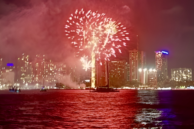 Waikiki: Friday Night Fireworks Catamaran Sail