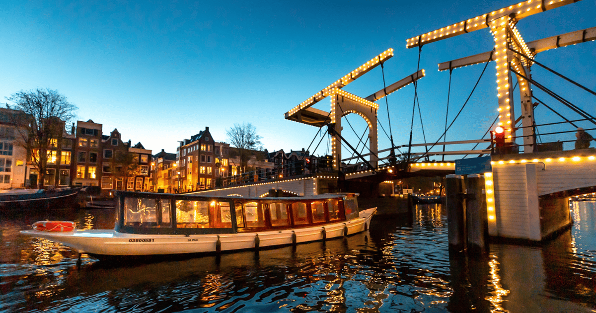Amsterdam: Paseo nocturno en barco por el canal con bar (abierto) a