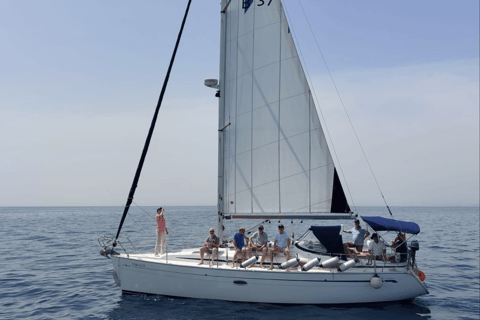 Barcelona: Sagrada Familia Tour and Sailing Trip