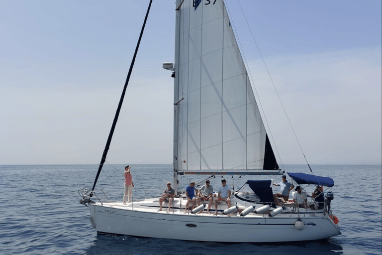 Barcelona: Sagrada Familia Tour and Sailing Trip