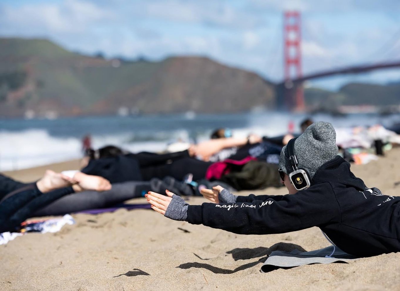 San Francisco: Silent Disco Yoga på Baker Beach