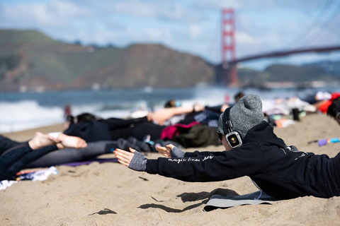 San Francisco: Silent Disco Yoga på Baker BeachYoga för privat grupp