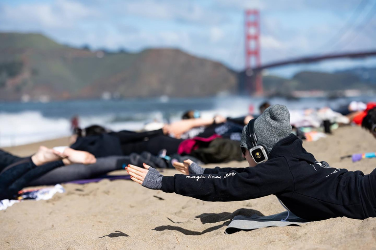 San Francisco: Disco Yoga Silenciosa en Baker BeachYoga en grupo privado