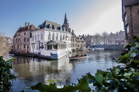 Brussels: Tour Bruges & Ghent with Cruise + Chocolate visit Tour in Spanish