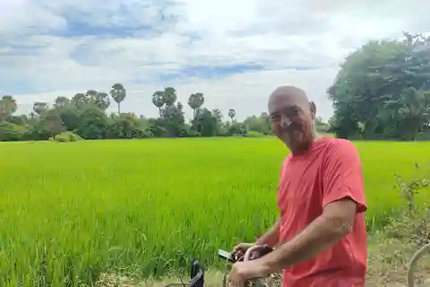 Passeio de bicicleta pela vila e pelo campo - meio dia pela manhã